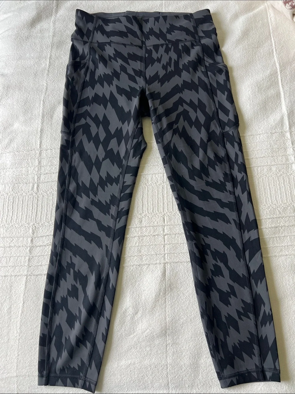 Lululemon athletica Black & Gray Zigzag Pattern Leggings